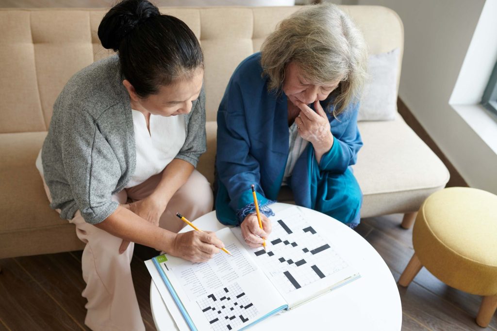 anciana practicando para mejorar la estimulación cognitiva en Madrid