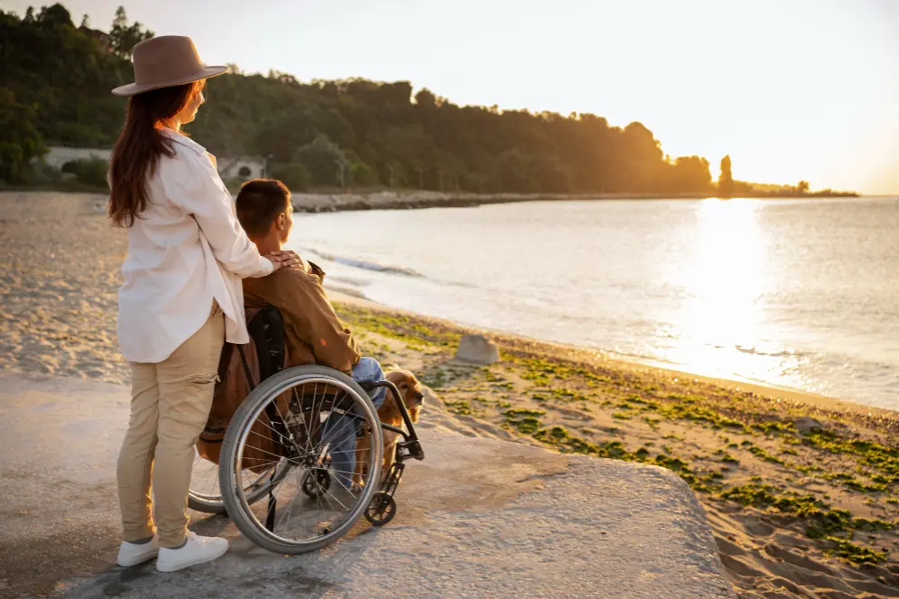 Pareja feliz en la playa gracias a la estimulación cognitiva para el daño cerebral adquirido